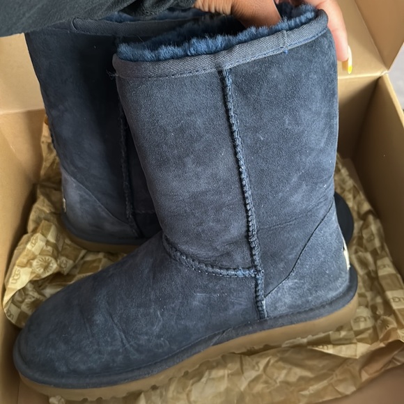 UGG Classic Short Boot - Picture 4 of 8